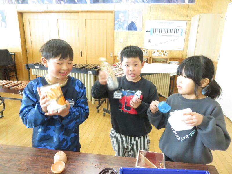 手作り楽器で演奏！